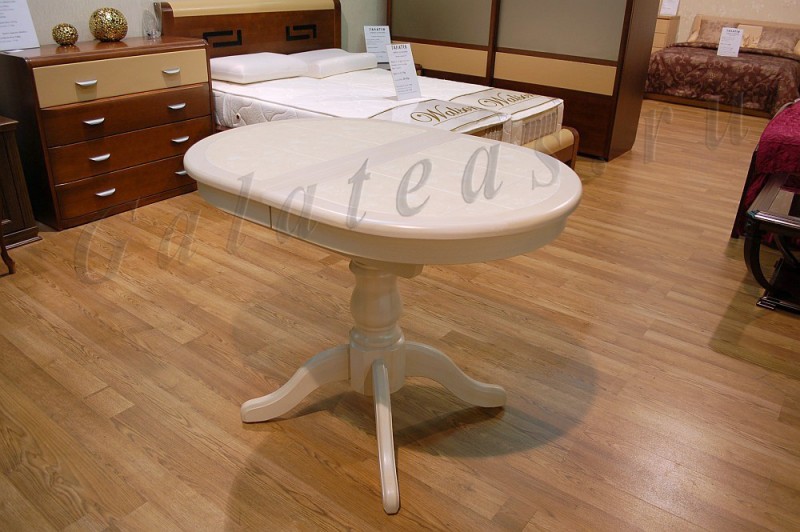 Овальный белый стол
