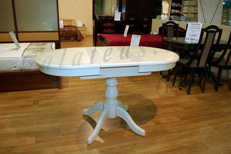 Кухонный стол с плиткой в белом цвете