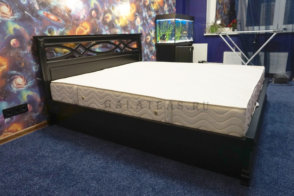 Кровать в черном цвете
