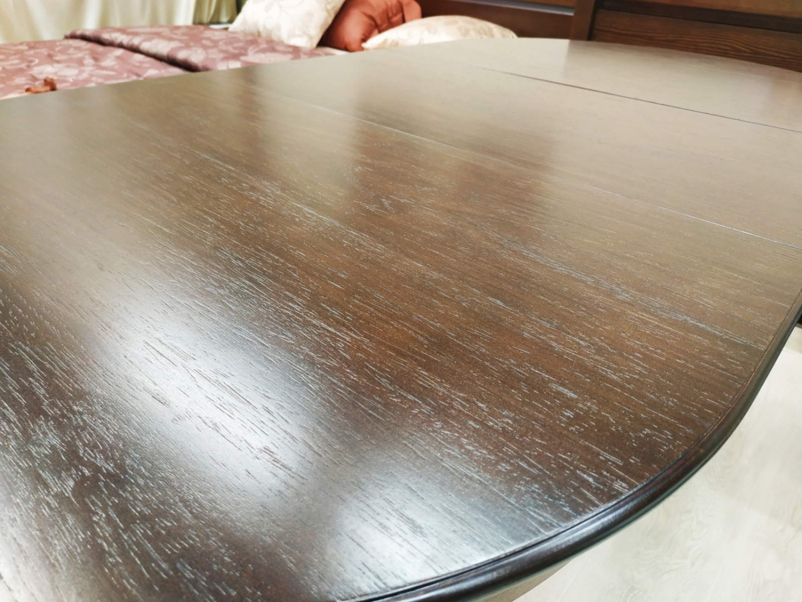 Поверхность шпонированой столешницы в цвете Грецкий орех