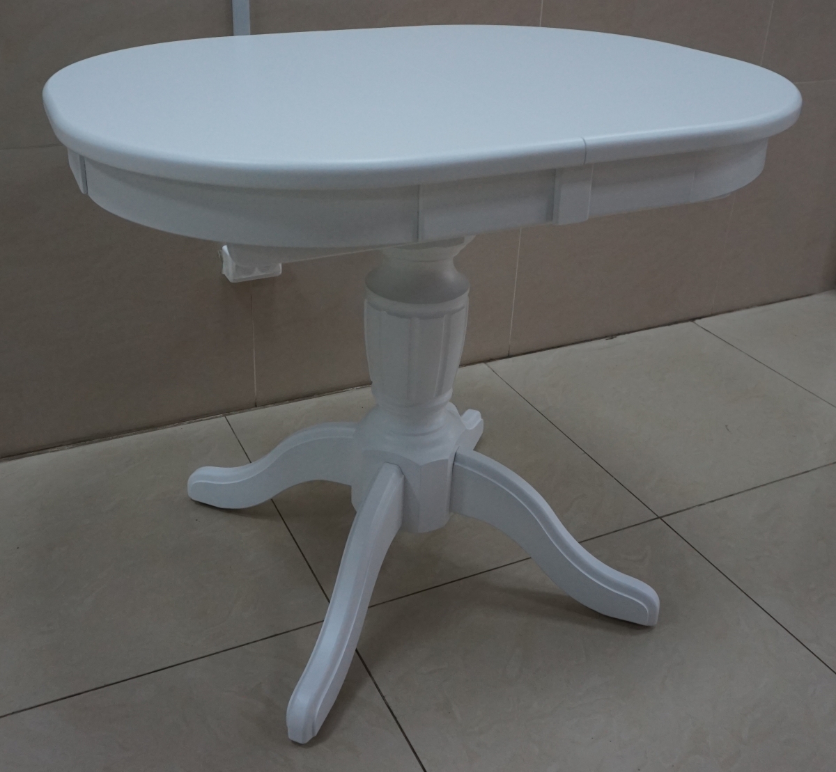 Белый стол с ножкой кубок