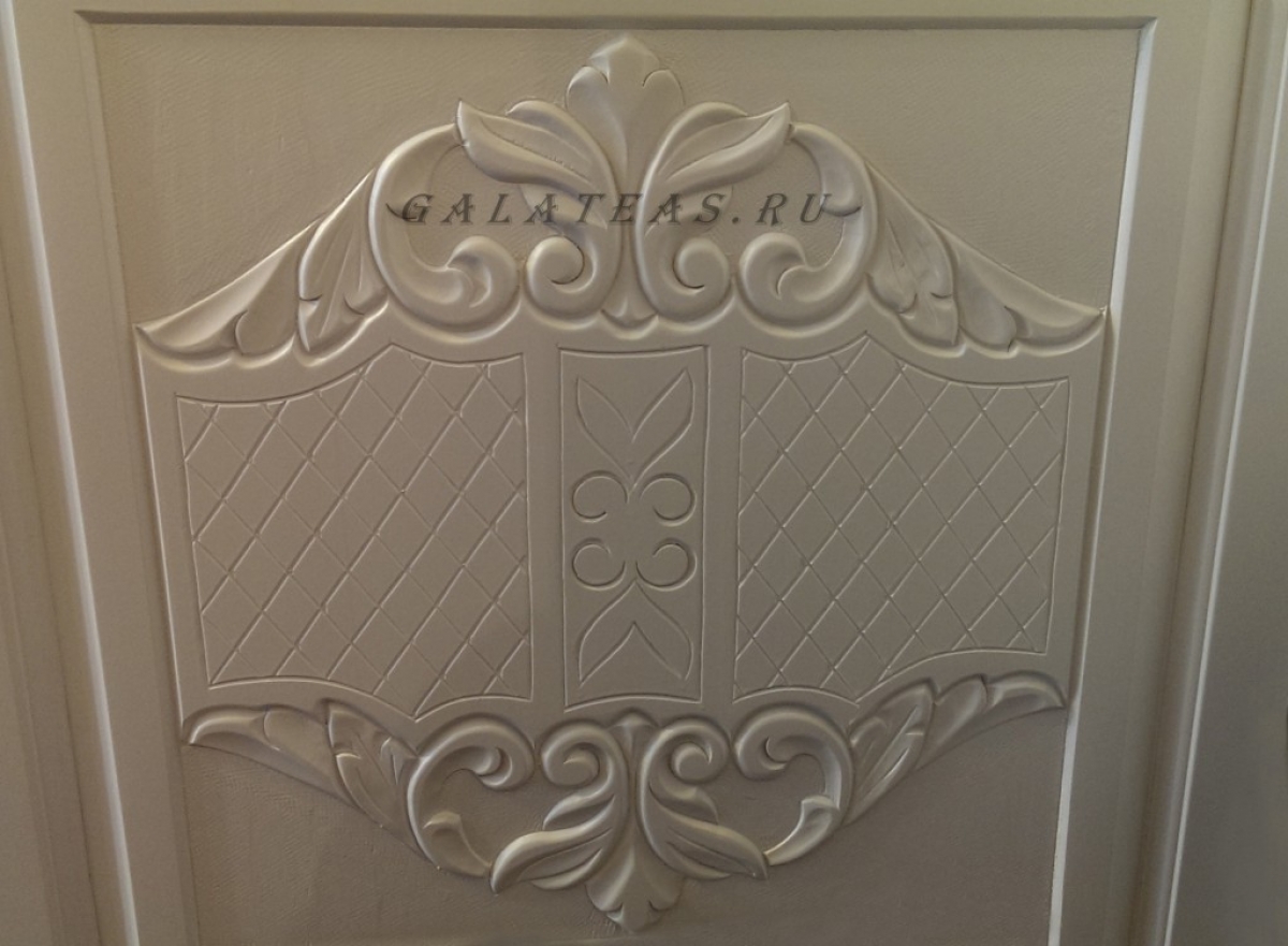 ручная резьба на боковой части письменного стола