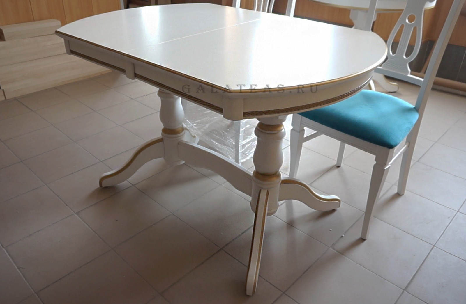Белый стол на деревянных ножках