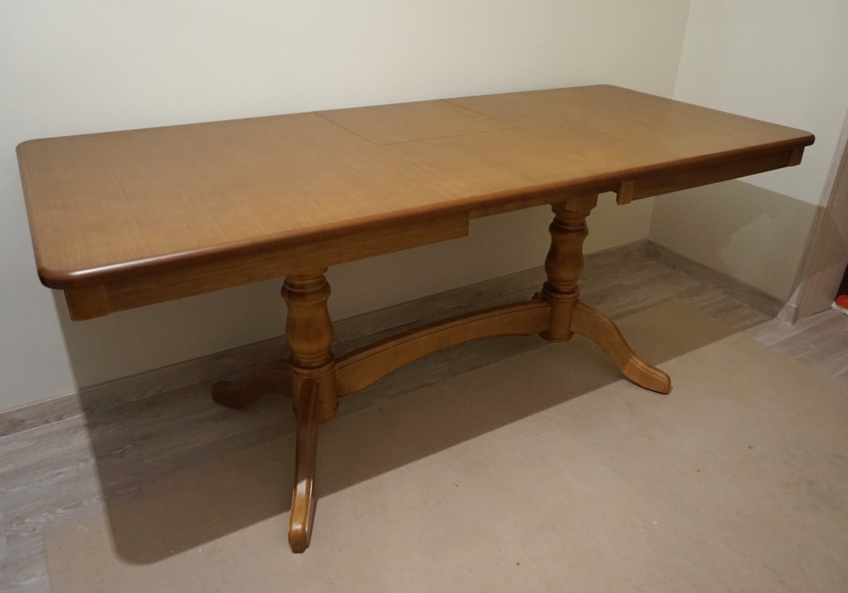 Стол прямоугольный в цвете дуб