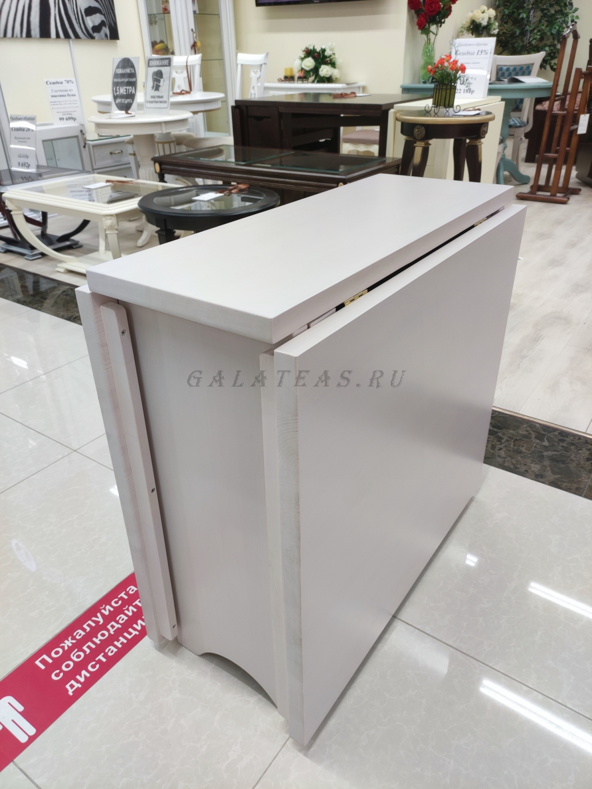 Стол книжка без ящиков в интерьере