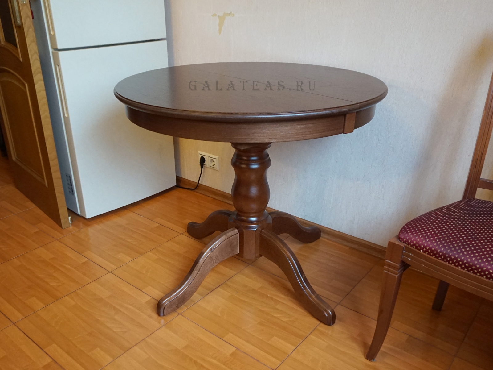 Круглый стол Оливия в цвете грецкий орех