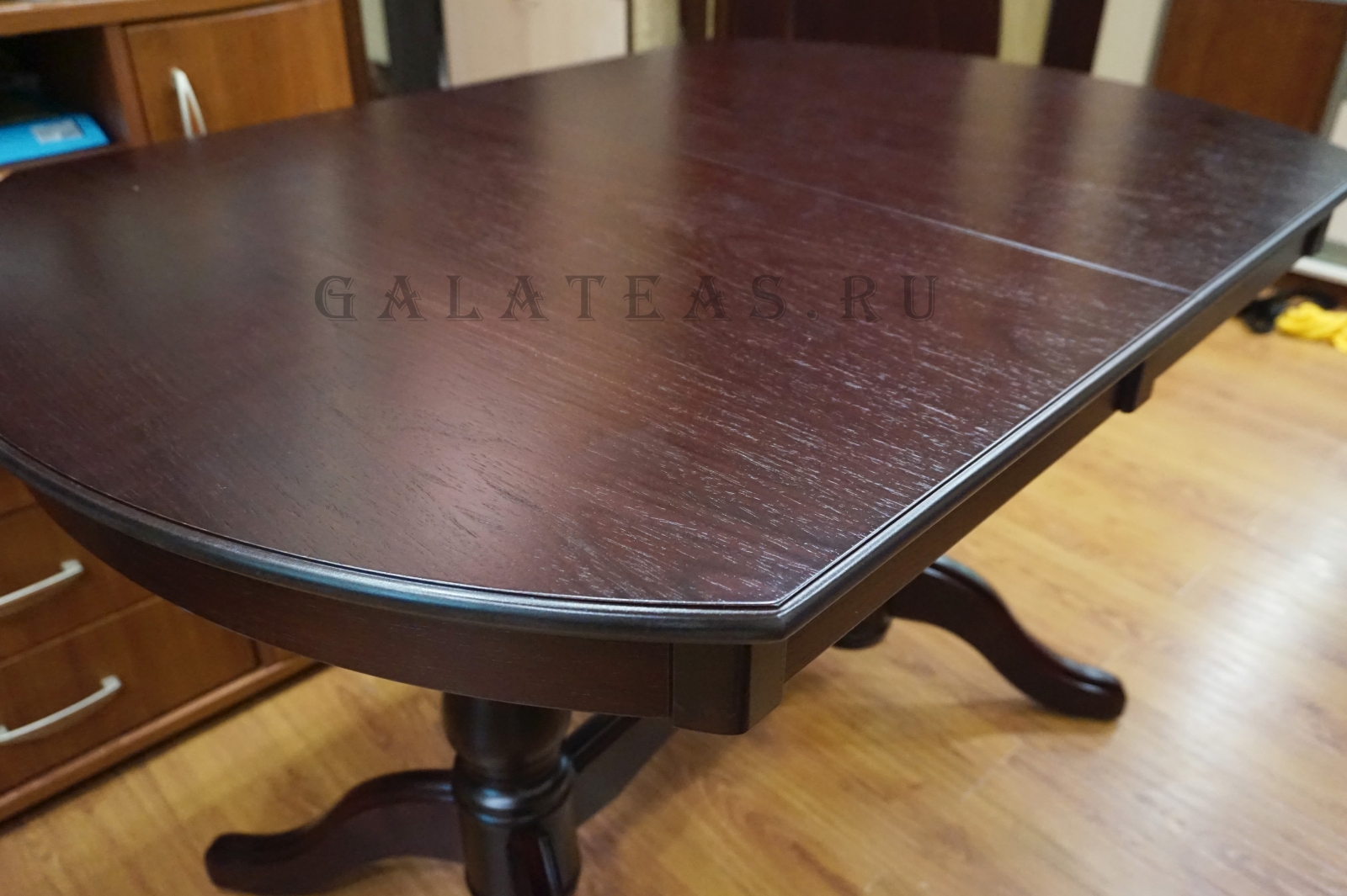 Столешница темного стола формы радиус